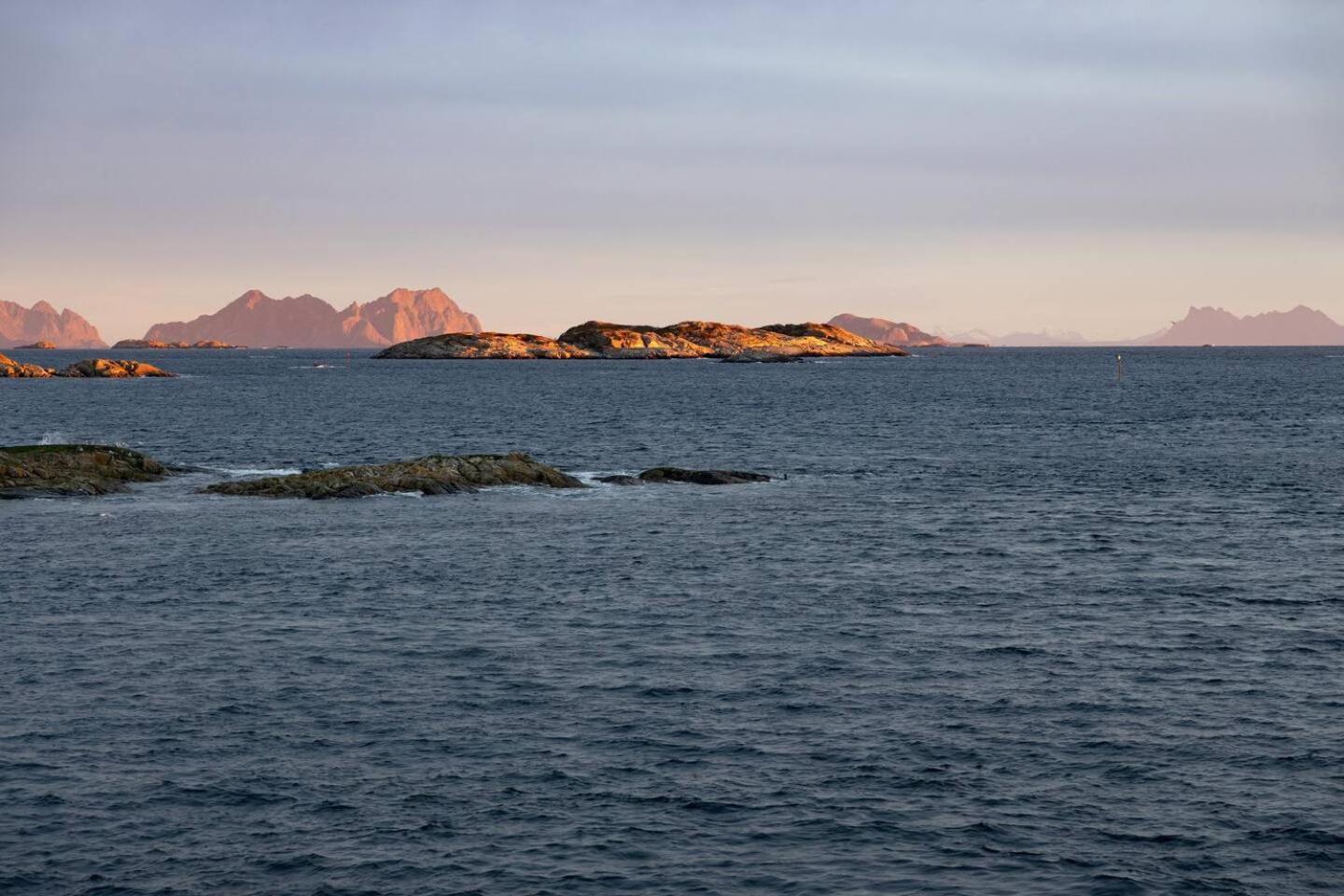 Leilighet Med Fantastisk Utsikt Henningsvær Esterno foto